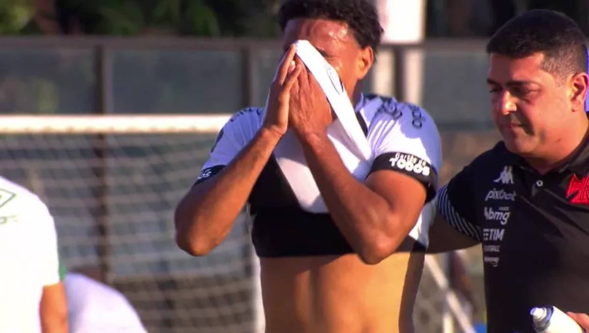 Gabriel Dias chorando em Vasco x Chapecoense pela Série B 2022