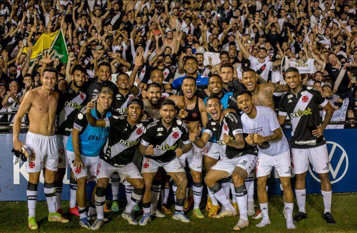 Jogadores do Vasco comemorando a vitória com a torcida no Heriberto Hülse