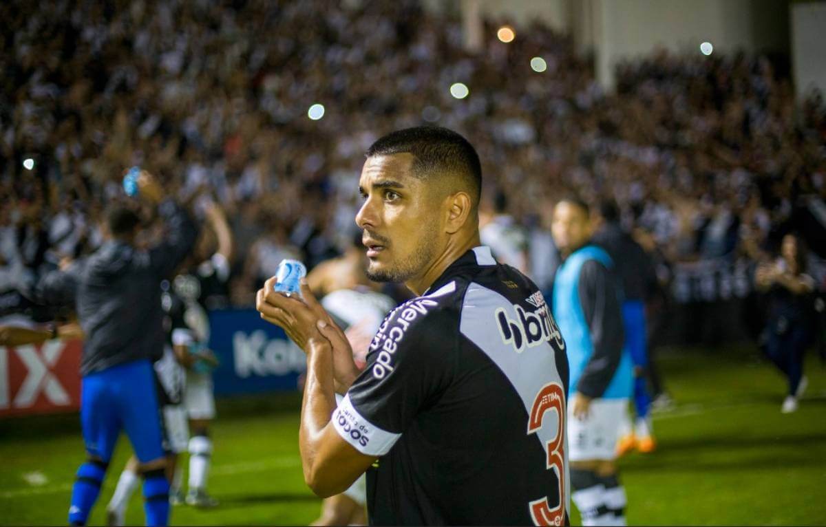 Léo Matos comemorando a vitória contra o Criciúma