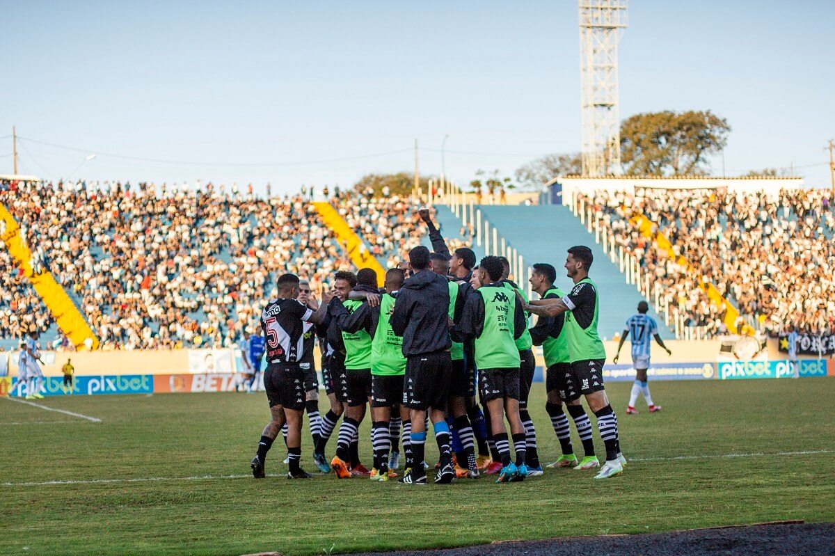 Jogadores do Vasco comemorando gol contra o Londrina na Série B 2022