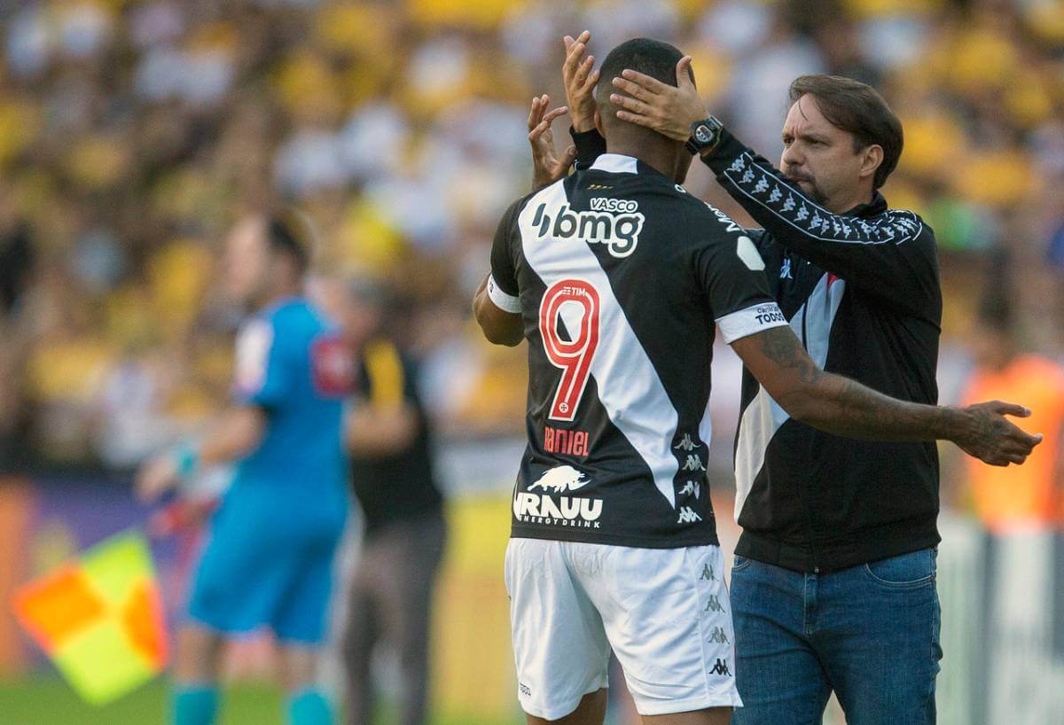 Maurício Souza e Raniel comemorando vitória contra o Criciúma