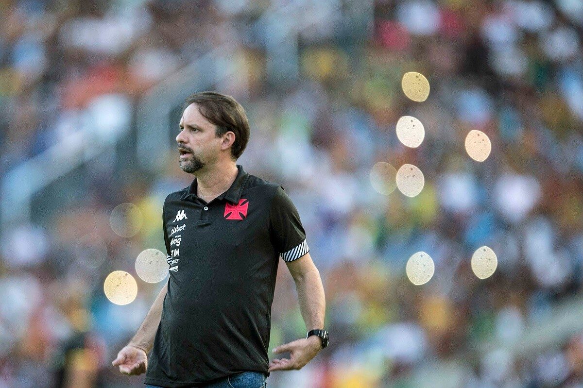 Maurício Souza comandando o Vasco contra o Sampaio Corrêa pela Série B 2022