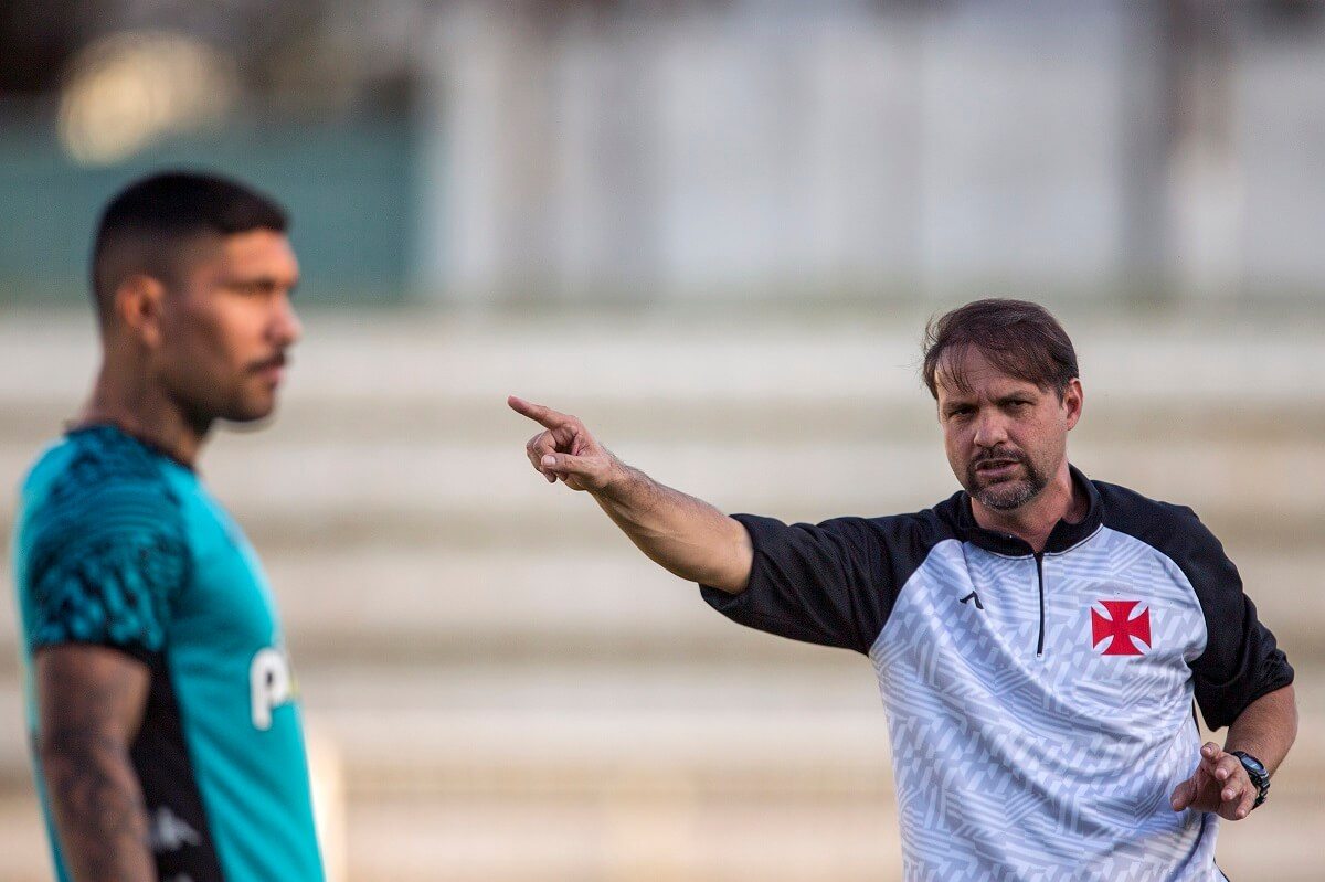 Maurício Souza comandando treino do Vasco no CT Moacyr Barbosa