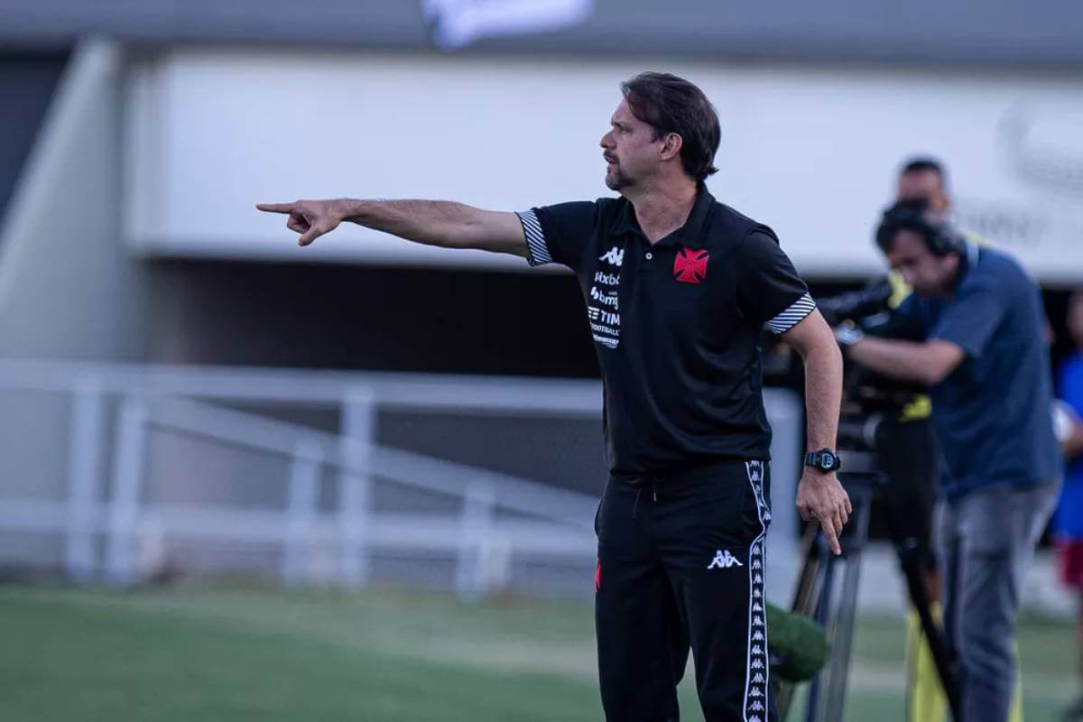 Maurício Souza orientando o time contra o Vila Nova