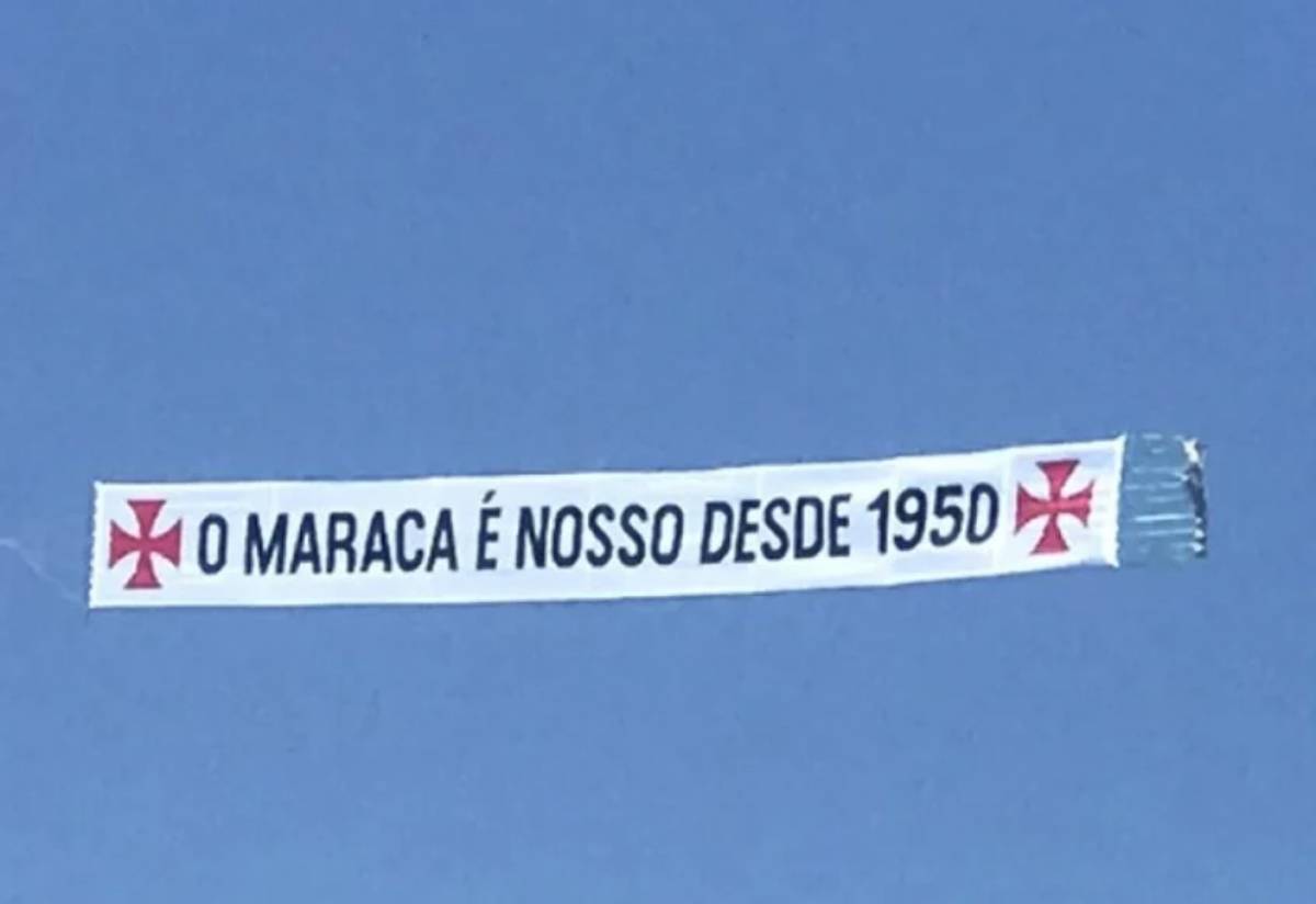 Torcida do Vasco usa faixa na praia para zoar rivais