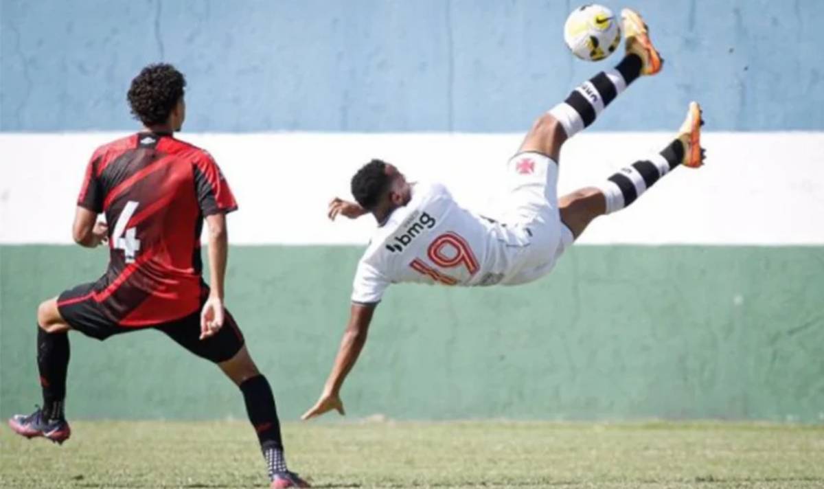 Paixão fez golaço de bicicleta contra o Athletico-PR