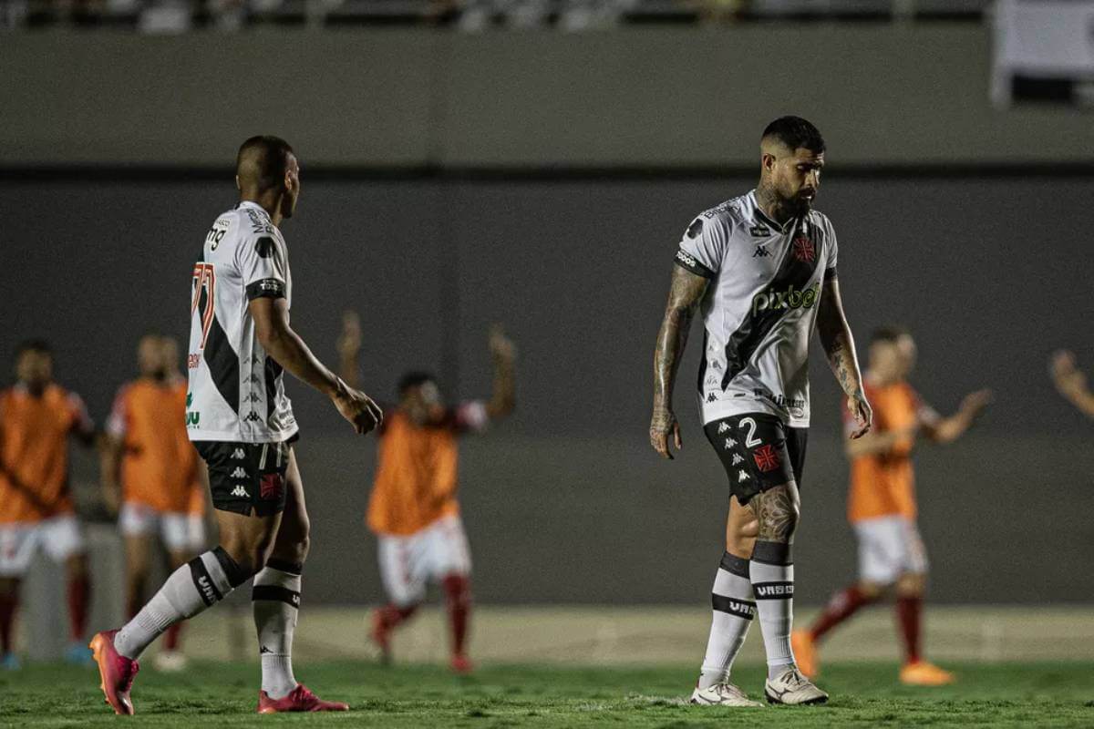 Quintero deixa campo após derrota do Vasco