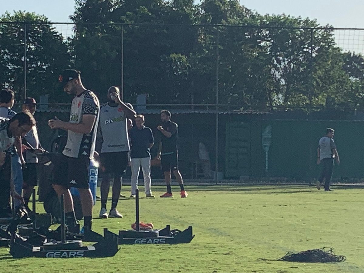 Jorge Salgado visita o treino do Vasco