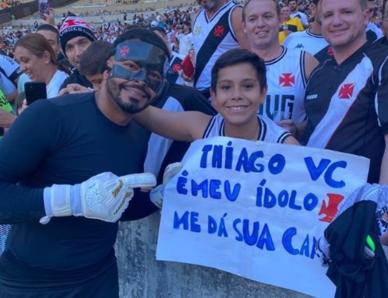 Thiago Rodrigues com garoto no Maracanã