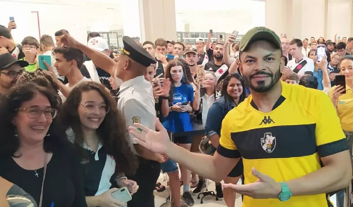 Thiago Rodrigues com torcedores do Vasco no Shopping Boulevard, no Rio de Janeiro