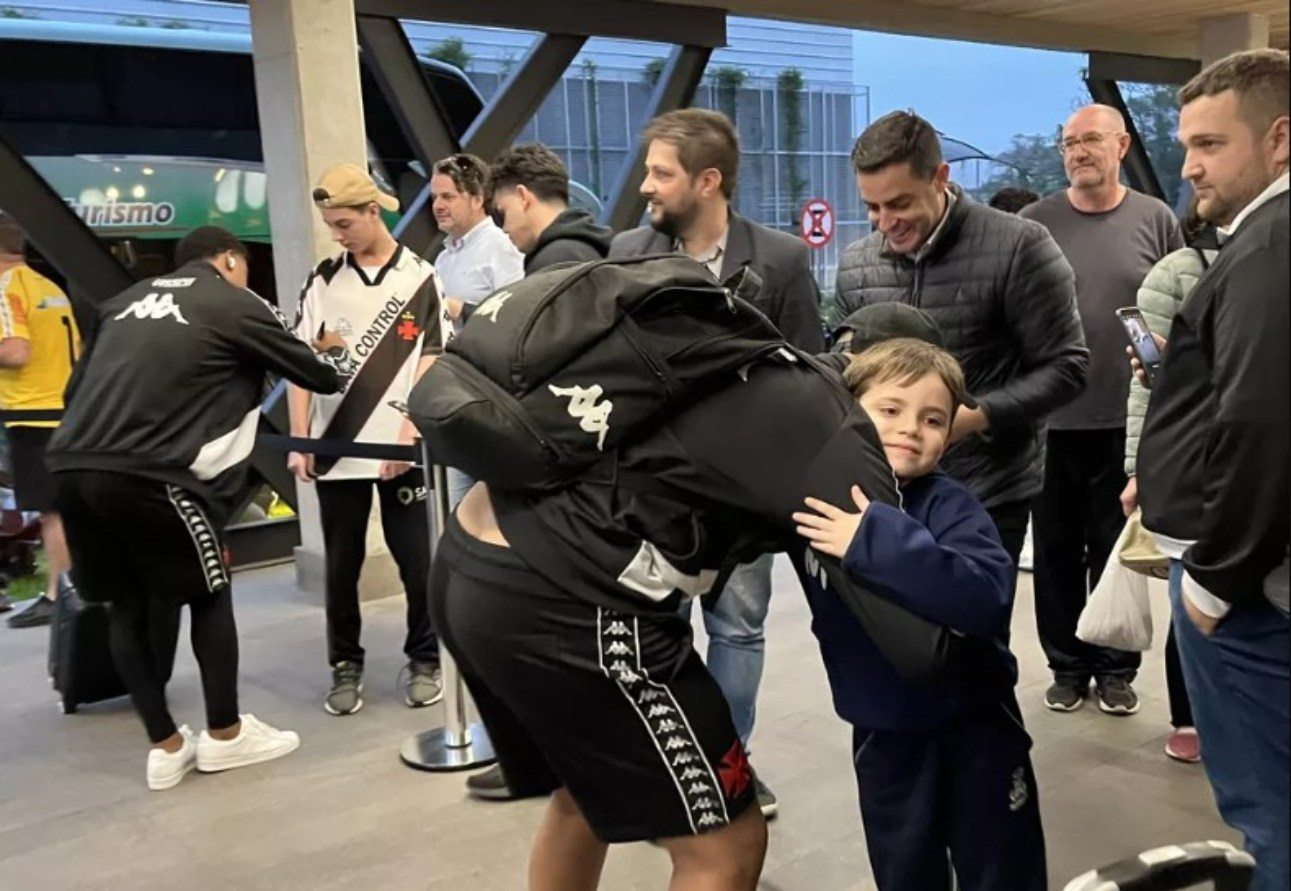 Torcida recebe o elenco do Vasco em Criciúma