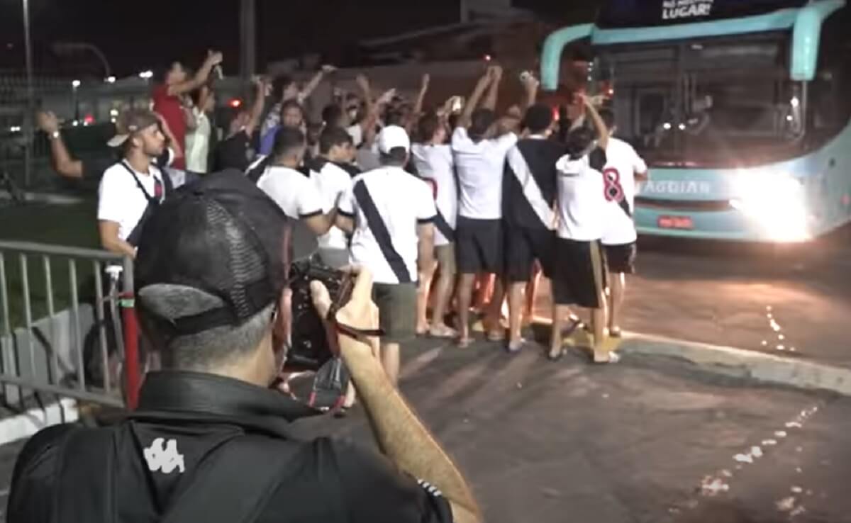 Festa da torcida na chegada do Vasco a São Luís