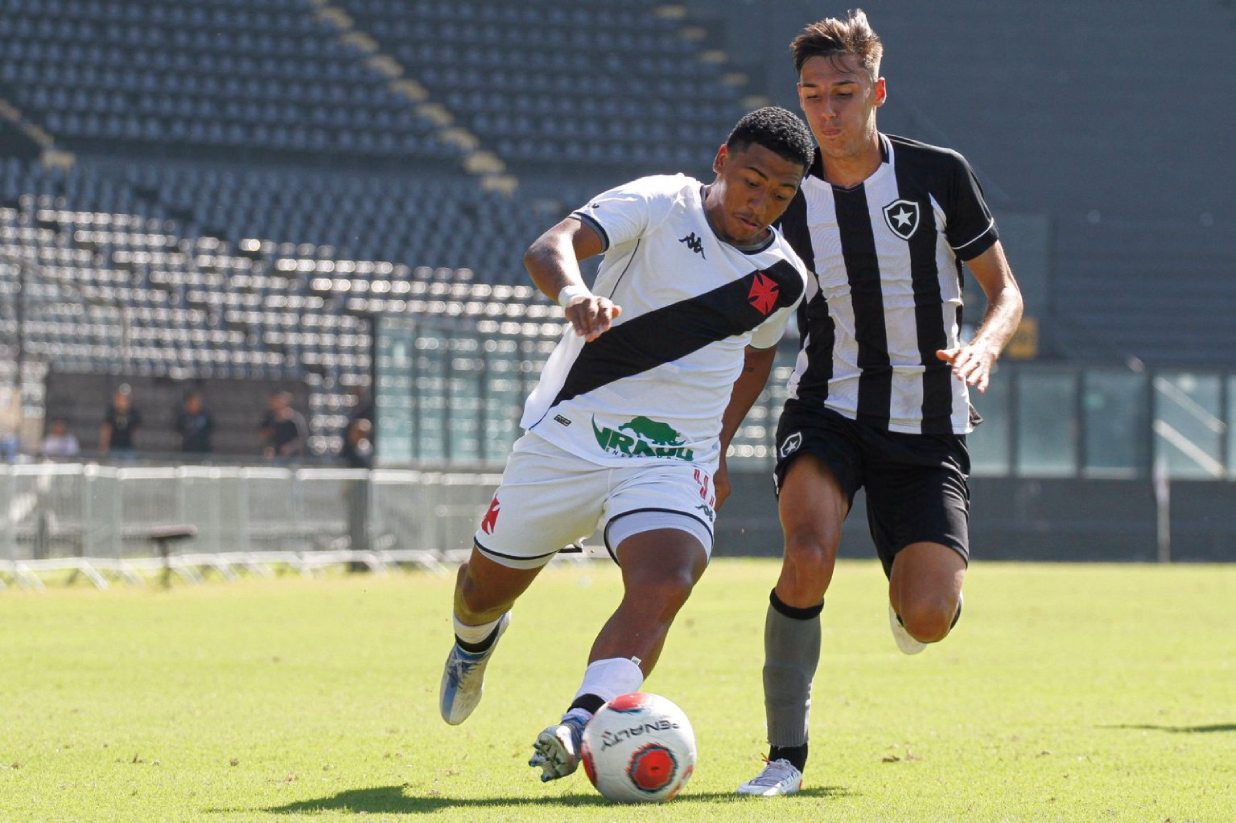 Juan em ação pelo Vasco contra o Botafogo pelo Carioca Sub-20 2022