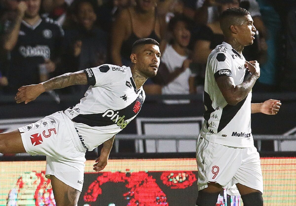 Yuri Lara e Raniel em jogo do Vasco contra o CRB pela Série B 2022