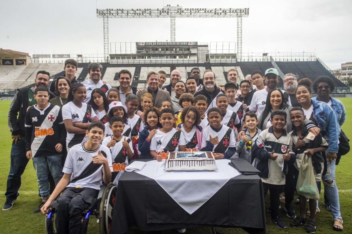 Diretoria e crianças da Barreira do Vasco com o bolo de aniversário