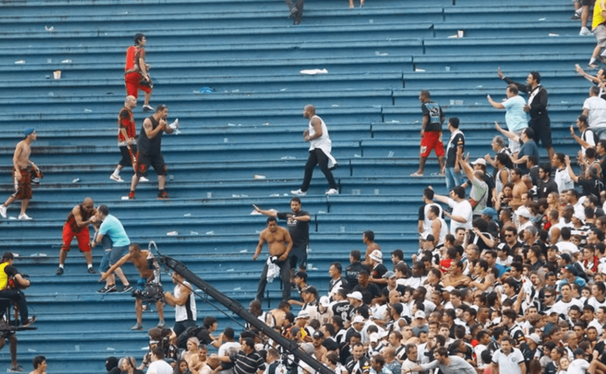Torcedores de Athletico-PR e Vasco protagonizam cenas horríveis na Arena Joinville