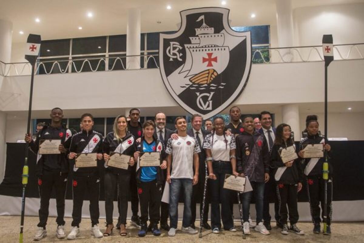 Presidente Jorge Salgado, os Vice-Presidentes Carlos Roberto Osório e Roberto Duque Estrada e os atletas vascaínos homenageados.