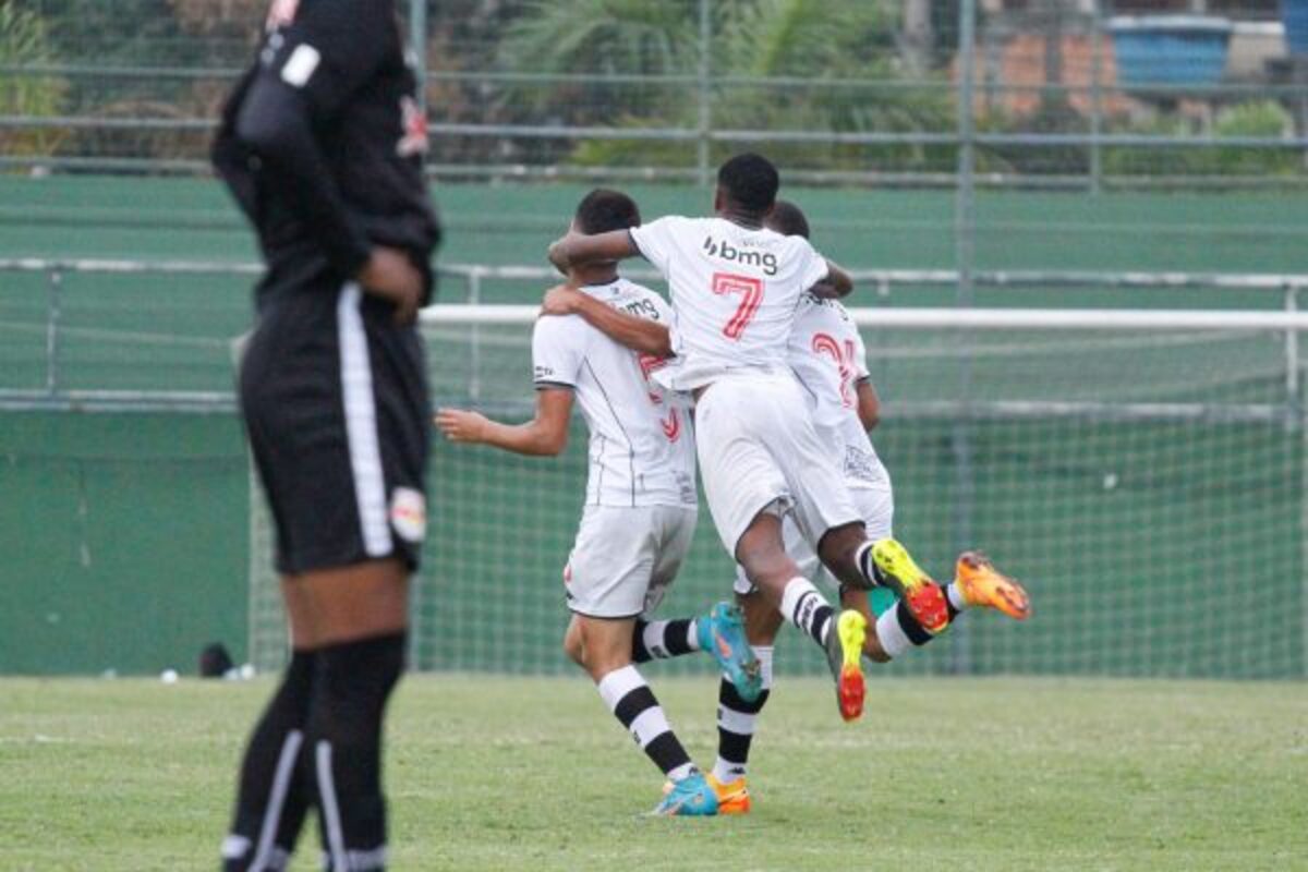 Meninos da Colina comemorando um dos gols do empate e, 3 a 3 com o RB Bragantino