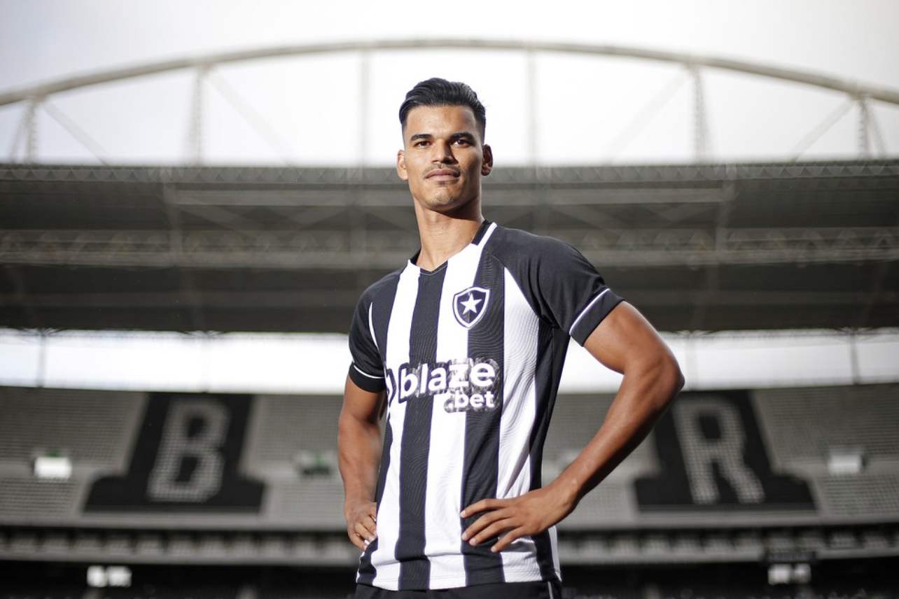 Danilo Barbosa posa com a camisa do Botafogo
