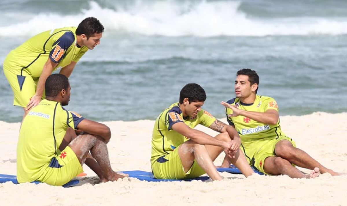 Dedé, Anderson Martins, Diego Souza e Caíque em treino do Vasco na praia em 2011