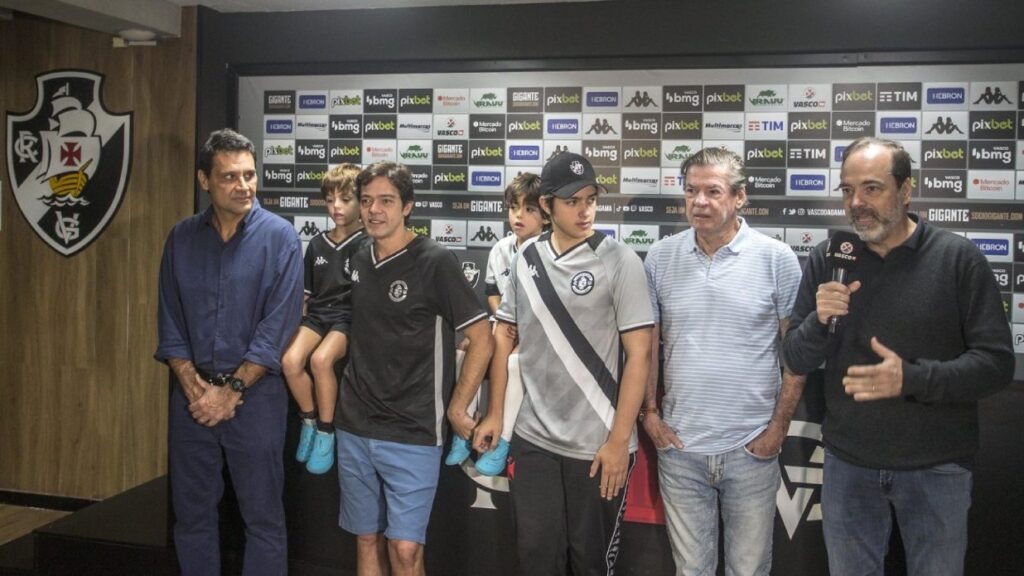 Bruno Mazzeo, filhos e dirigentes do Vasco na inauguração