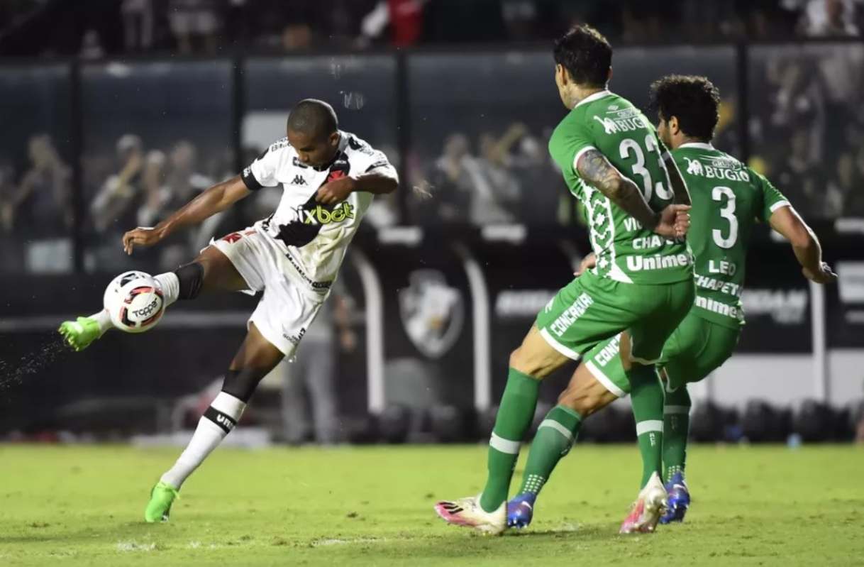 Eguinaldo em ação contra a Chapecoense