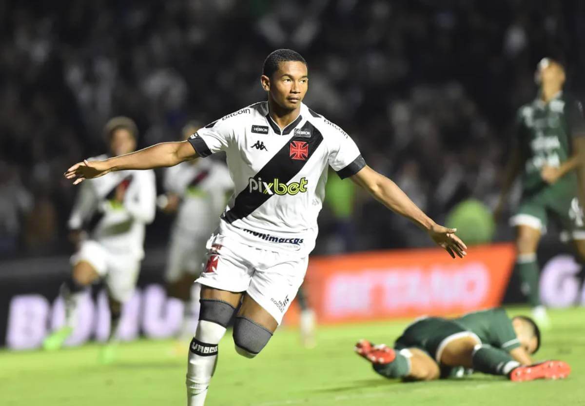 Eguinaldo comemorando gol contra o Guarani pela Série B 2022