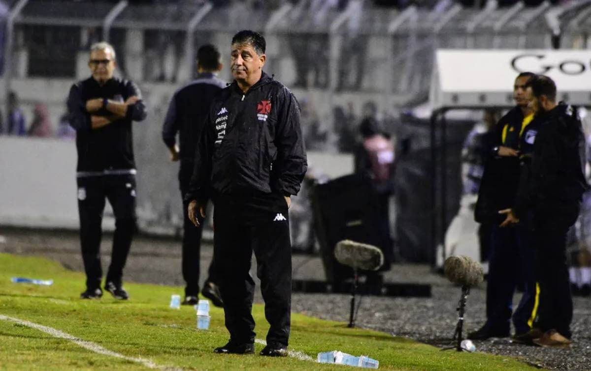 Emílio Faro em jogo contra a Ponte Preta