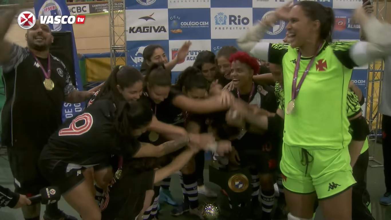 Jogadoras do Vasco celebram o Carioca feminino de futsal