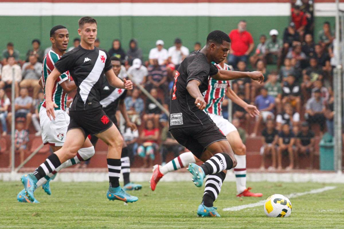 GB e Estrella durante jogo contra o Fluminense