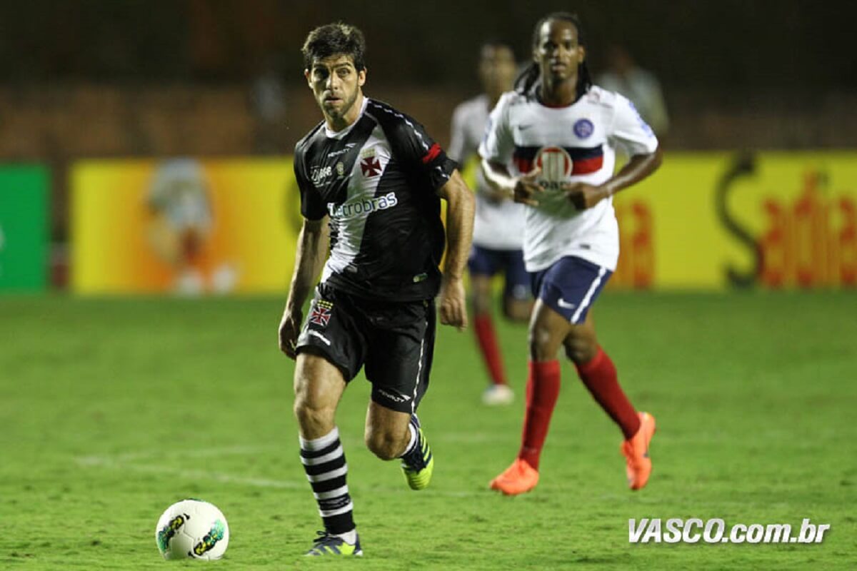 Juninho Pernambucano em ação pelo Vasco contra o Bahia pela Série A 2012