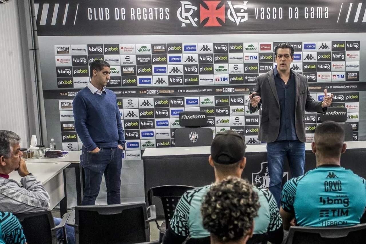 Paulo Bracks e Luiz Mello em reunião com o elenco do Vasco