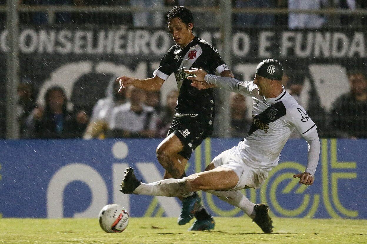 Marlon Gomes em ação pelo Vasco contra a Ponte Preta pela Série B 2022