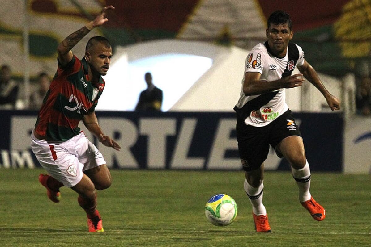 Marlon em ação pelo Vasco contra a Portuguesa pela Série B 2014