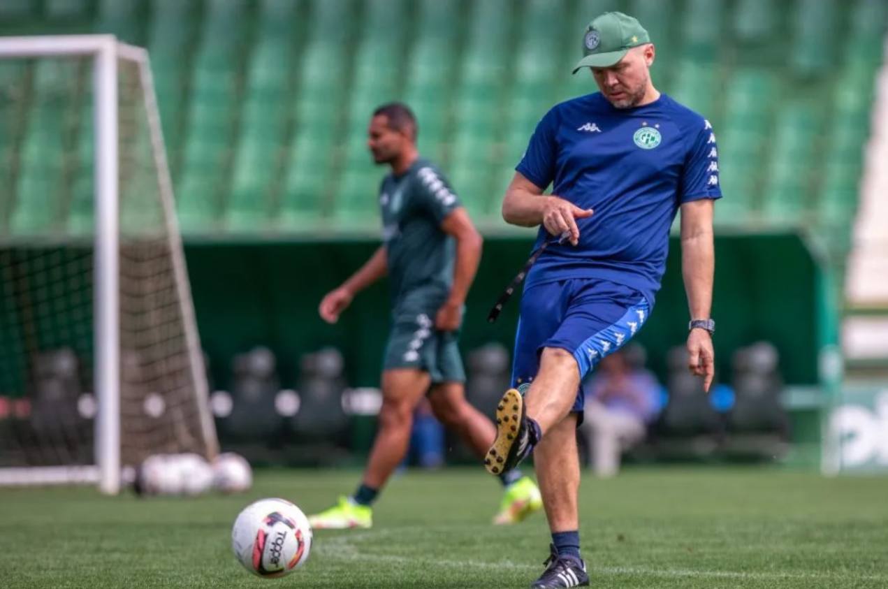 Mozart Santos é técnico do Guarani