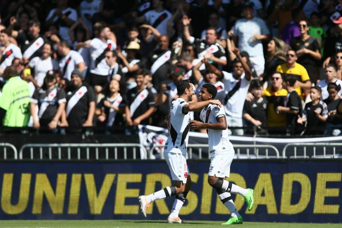 Nenê e Andrey Santos comemorando gol contra o Tombense