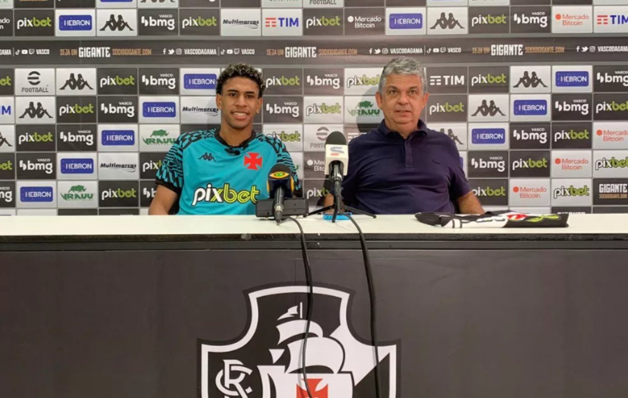 Paulo Victor é apresentado pelo Vasco