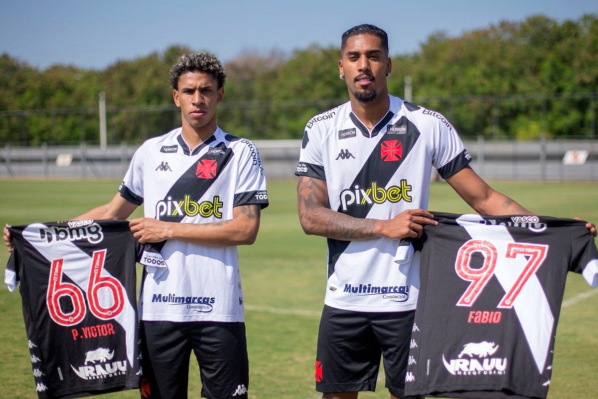 Paulo Victor e Fábio Gomes com a camisa do Vasco