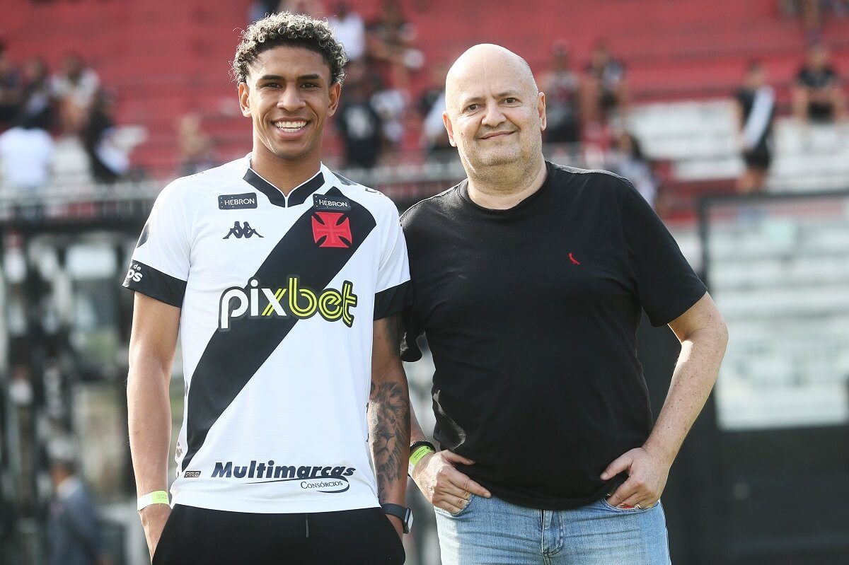 Paulo Victor e o pai, Carlos Alberto, durante apresentação à torcida do Vasco em São Januário