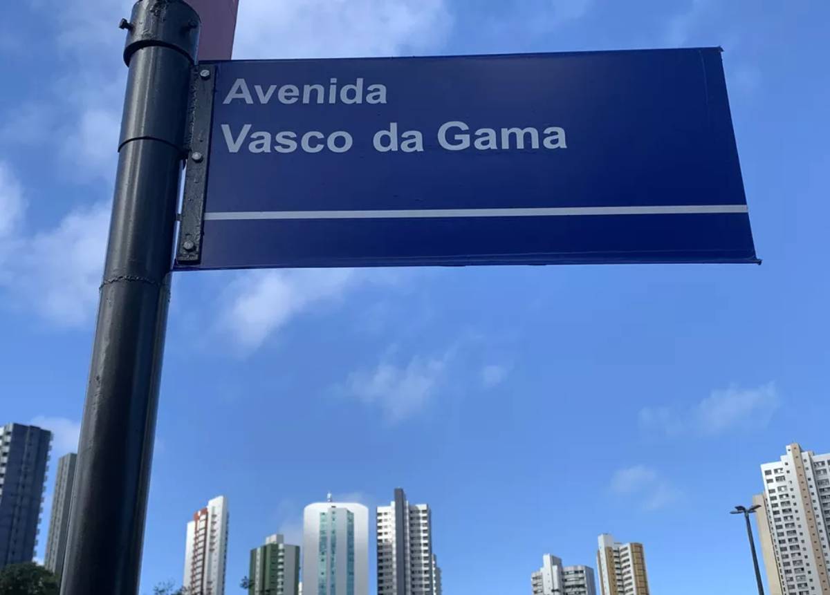 Placa na Avenida Vasco da Gama, em Salvador