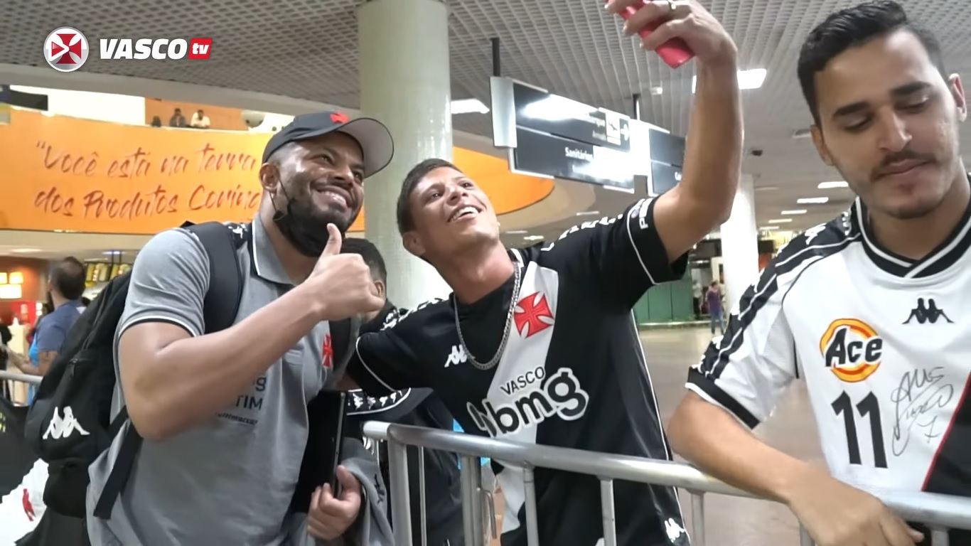 Thiago Rodrigues tira foto com torcedores em Maceió