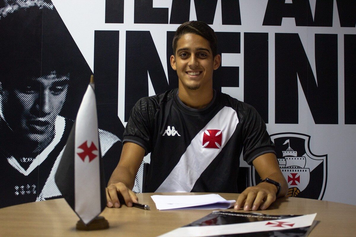 Roger em renovação de contrato com o Vasco