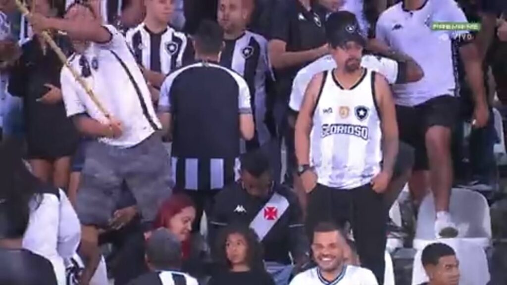 Vascaíno aparece no Nilton Santos durante clássico entre Botafogo e Flamengo veja Vasco Notícias