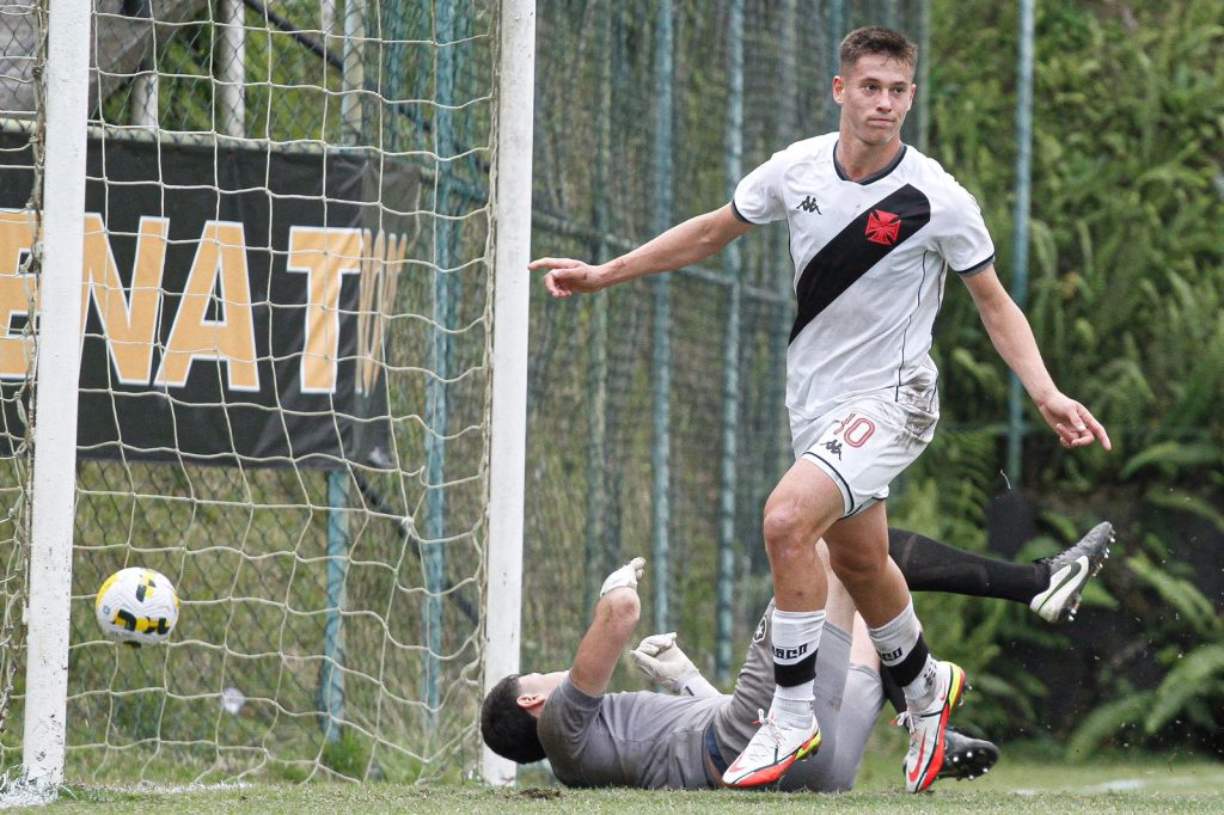 Guilherme Estrella celebra gol contra o Botafogo pelo Sub-17