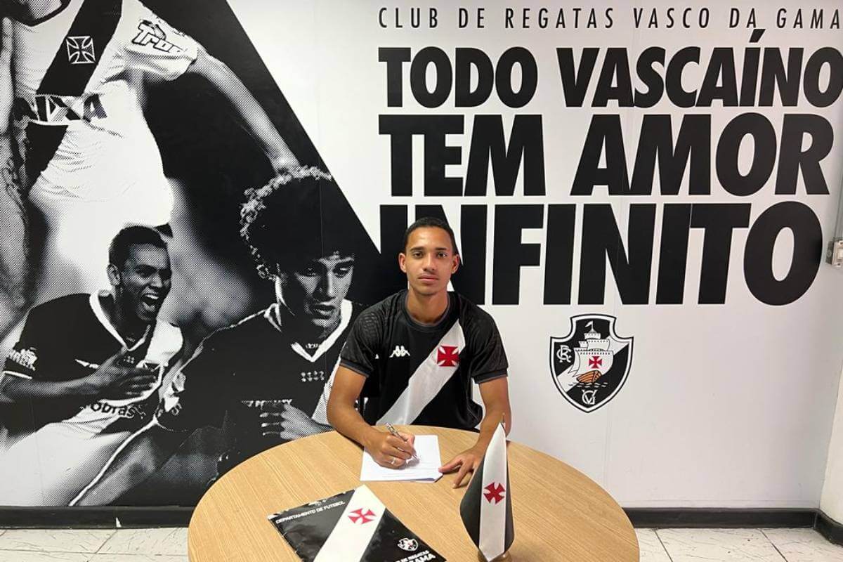 Victão assinando renovação de contrato com o Vasco