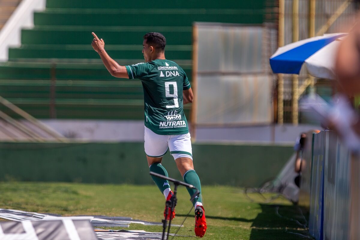 Yuri comemorando gol pelo Guarani