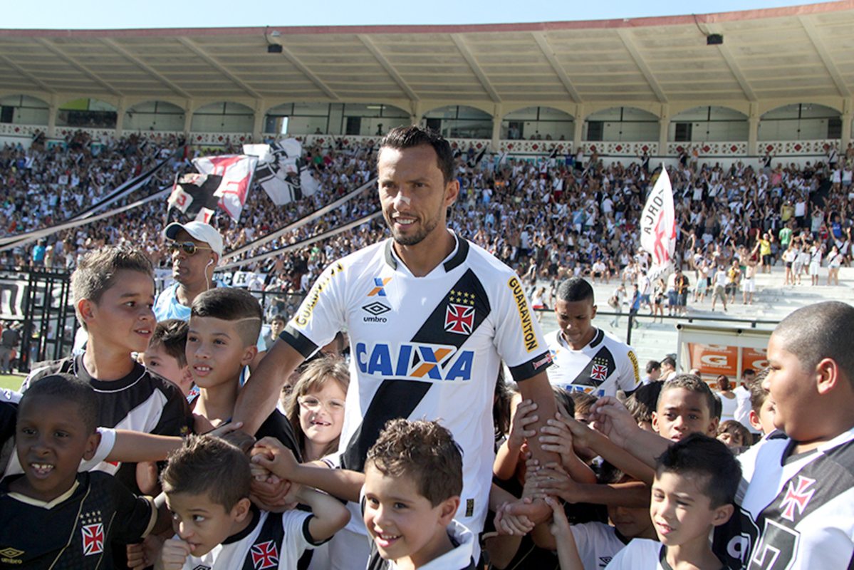 Nenê entrando em campo com os pequenos vascaínos