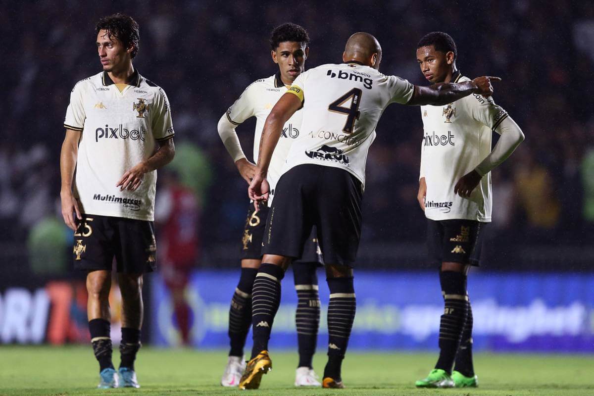 Anderson Conceição orientando os jogadores do Vasco