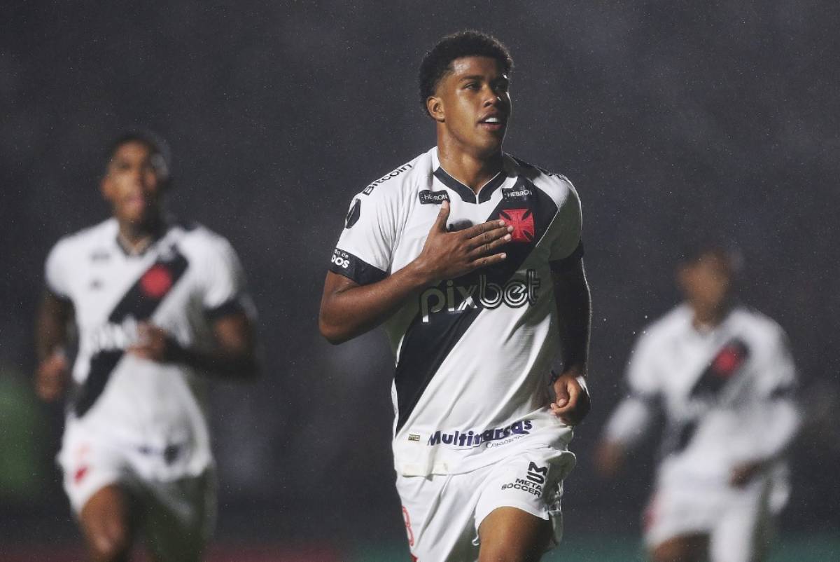 Andrey Santos comemorando gol contra o Londrina pela Série B 2022