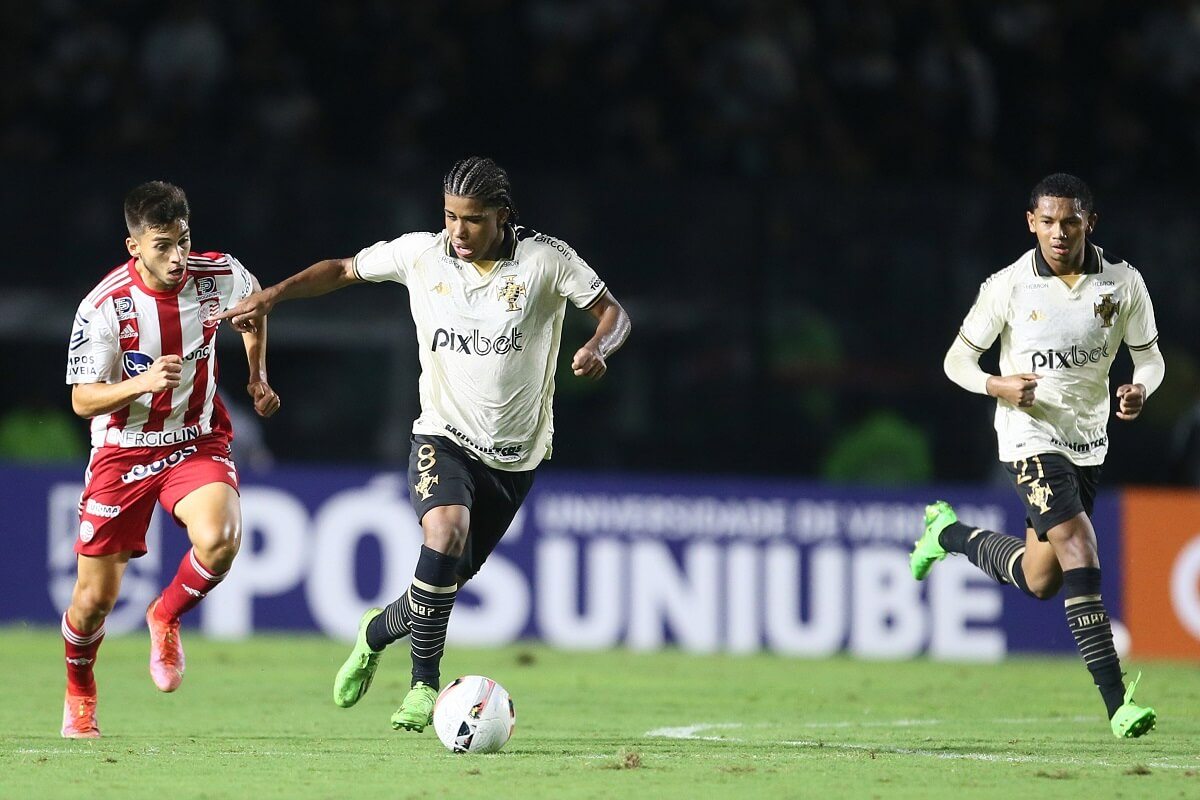 Andrey Santos em ação pelo Vasco contra o Náutico pela Série B 2022, observado por Eguinaldo